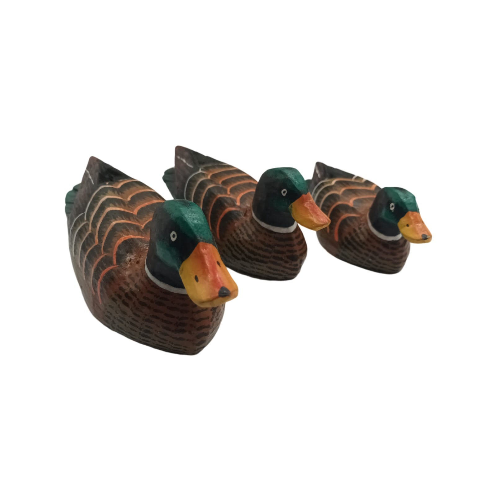 trio de patos em madeira natural