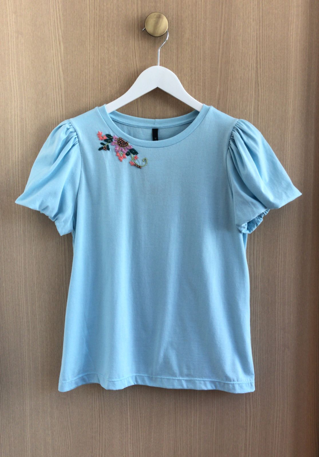 T-Shirt Alice Detalhe Bordado Floral Manga Bufante 100% Algodão
