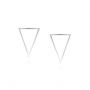 Brinco folheada semijoia triângulo vazado P estilo minimalista