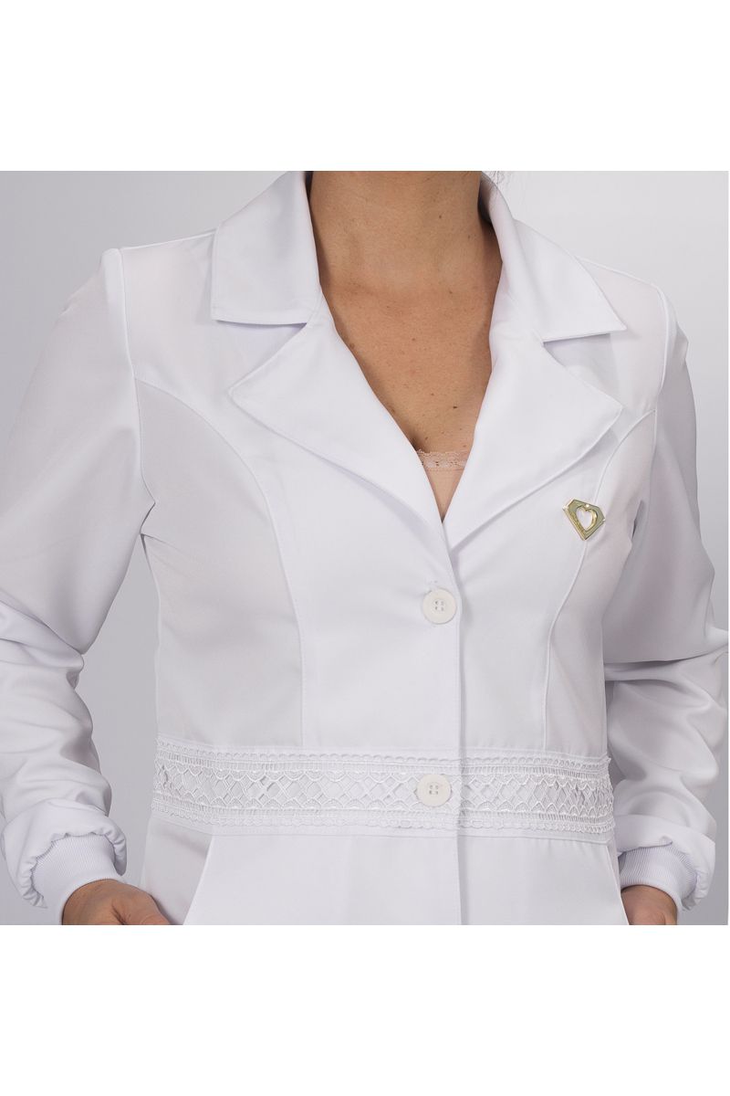 Jaleco branco com gola tradicional e renda - Modelo Glamour - Inform Jalecos