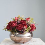 Arranjo de Flores Artificiais Rosas Vermelhas no Vaso Bronze