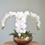 Arranjo com Três Hastes de Orquídeas Brancas no Vaso Bronze