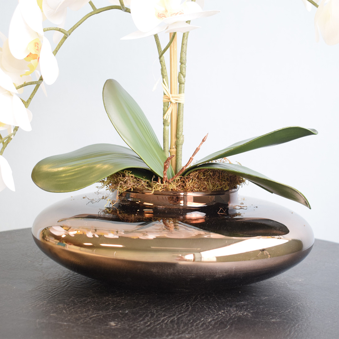 Arranjo Duas Orquídeas de Silicone Brancas no Vaso de Vidro Bronze
