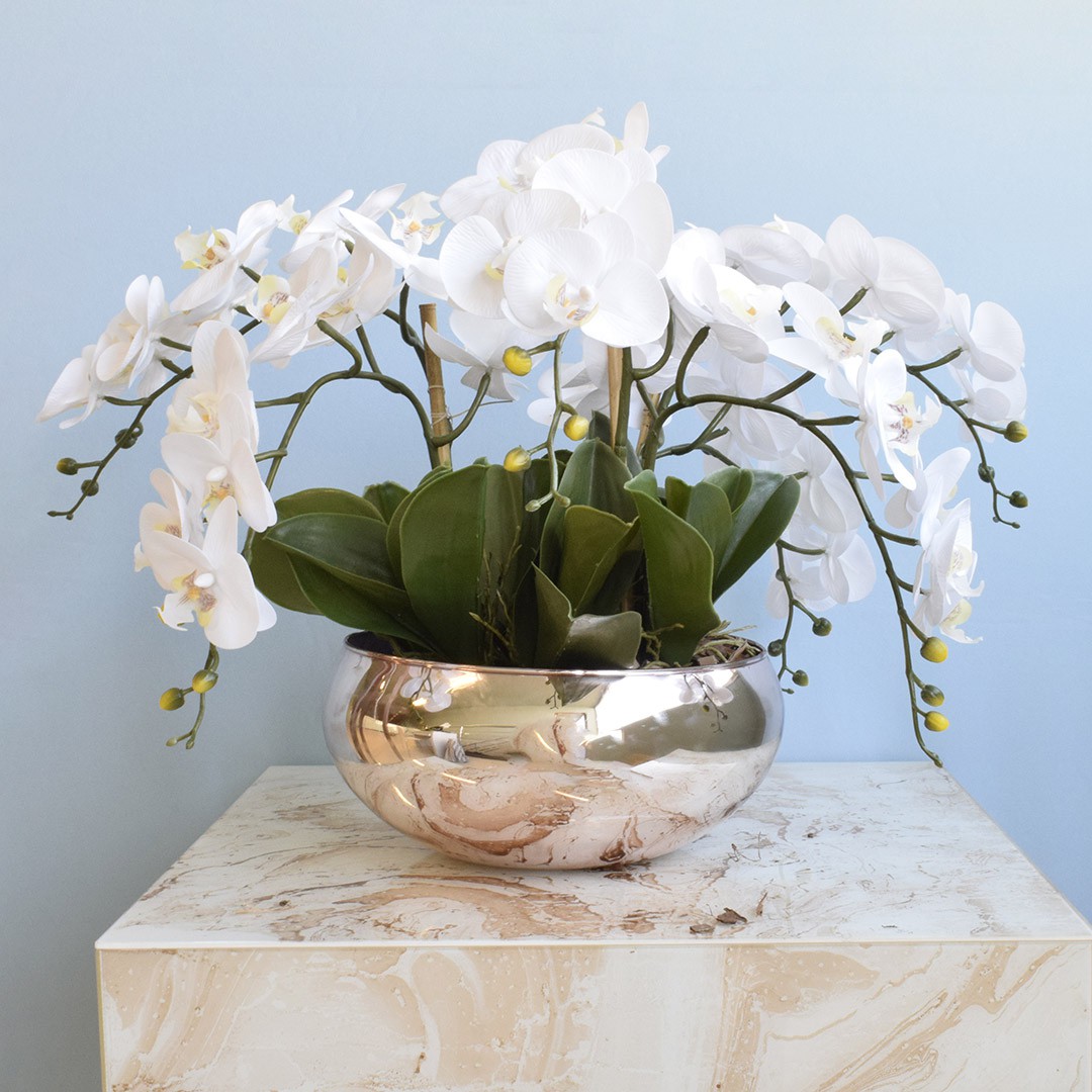 Arranjo com Seis Orquídeas Artificiais Branca no Vaso Rose Gold