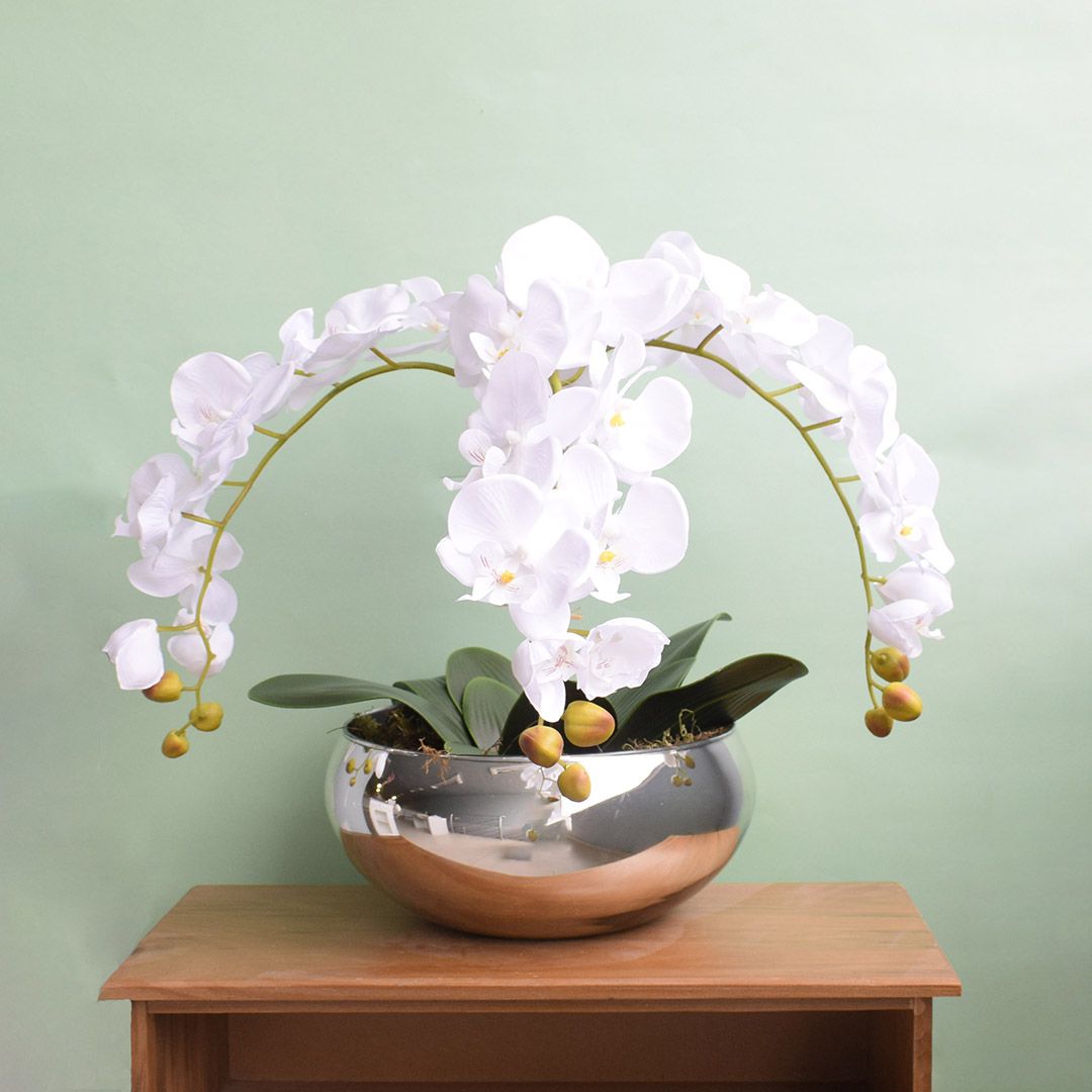 Arranjo com Três Hastes de Orquídeas Brancas no Vaso Prateado | Formosinha