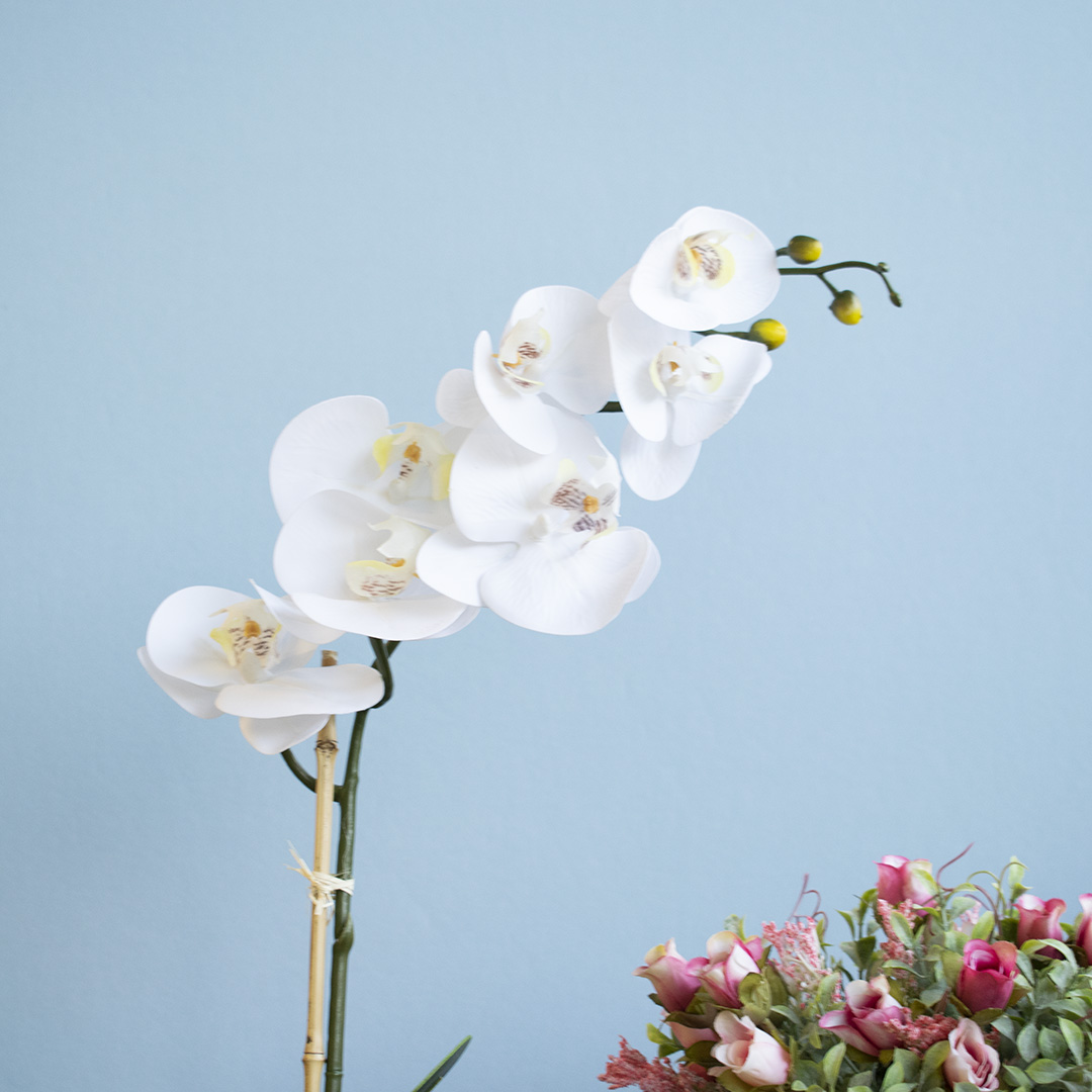 Arranjo de Orquídea de Silicone Branca no Vaso Azul | Formosinha