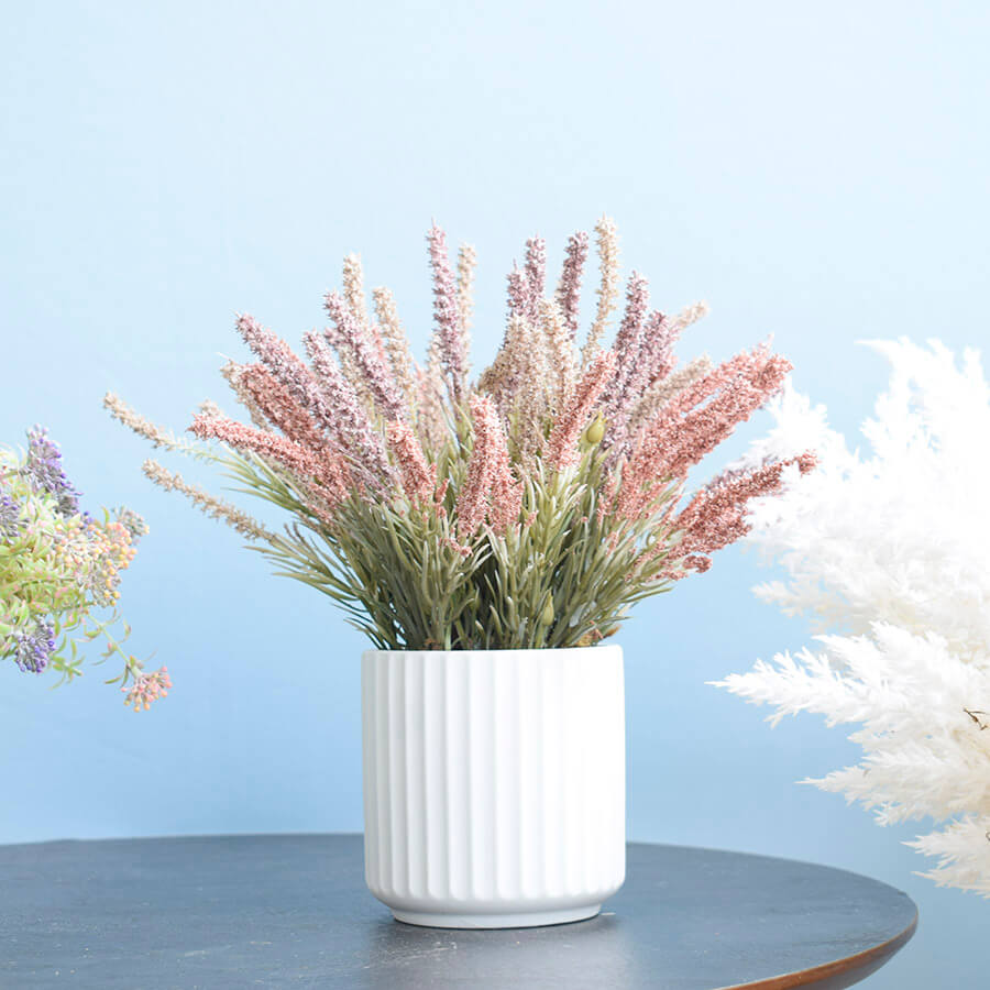 Arranjo de Flores Artificiais No Vaso Branco Canelado | Formosinha