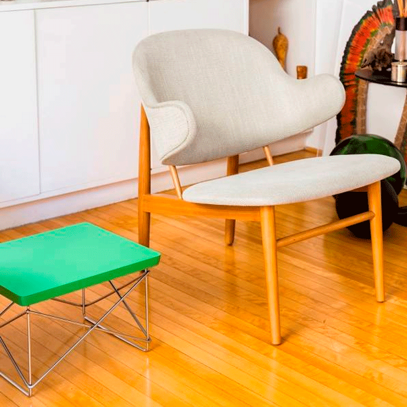 Poltrona Easy Chair Base Carvalho Mel em Couro Ecológico e Natural ou Tecido Várias Cores - Artesian