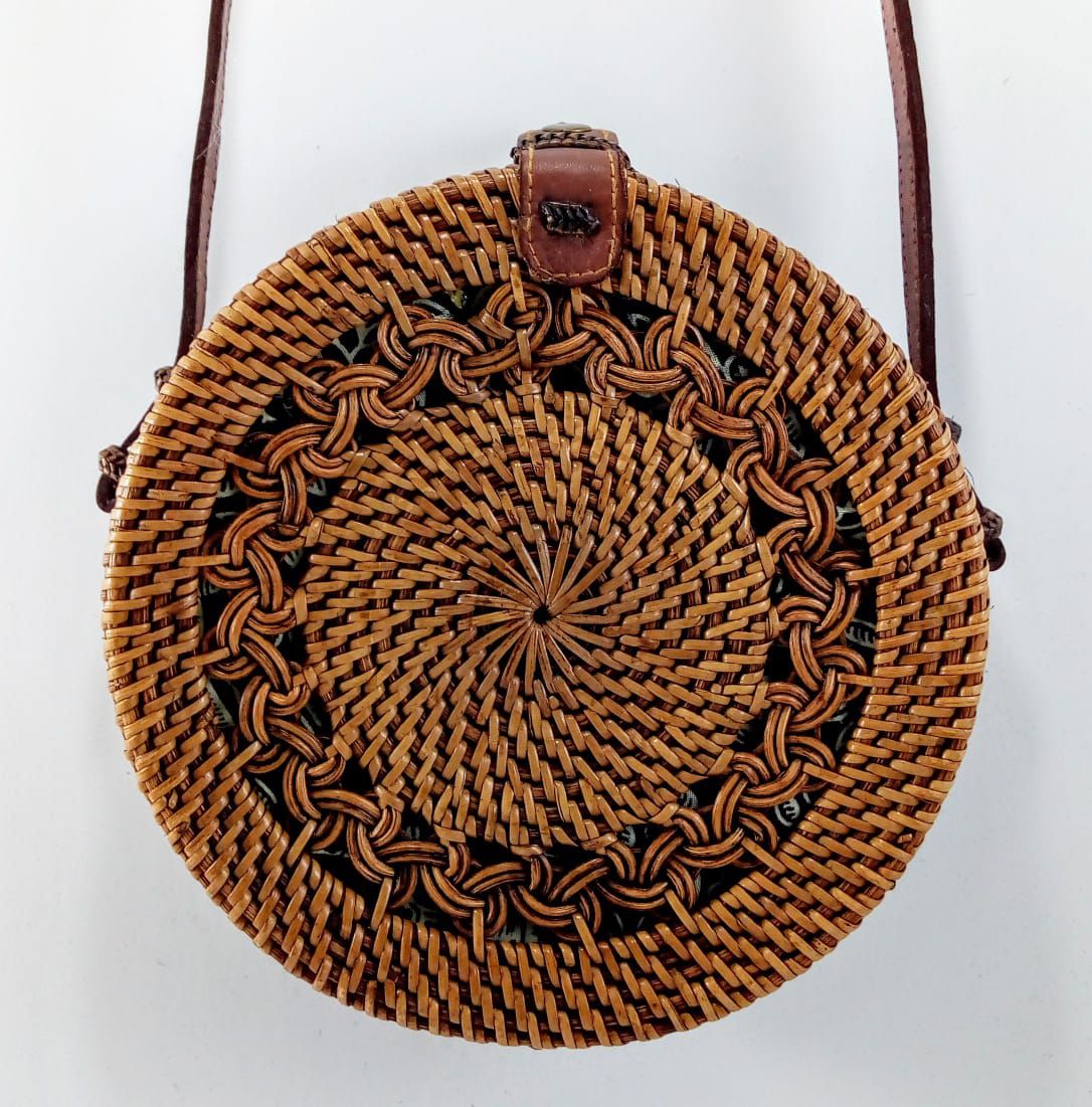 Bolsa Circular com Trançado Tradicional em Rattan e Interior em Tecido ( 20cm )