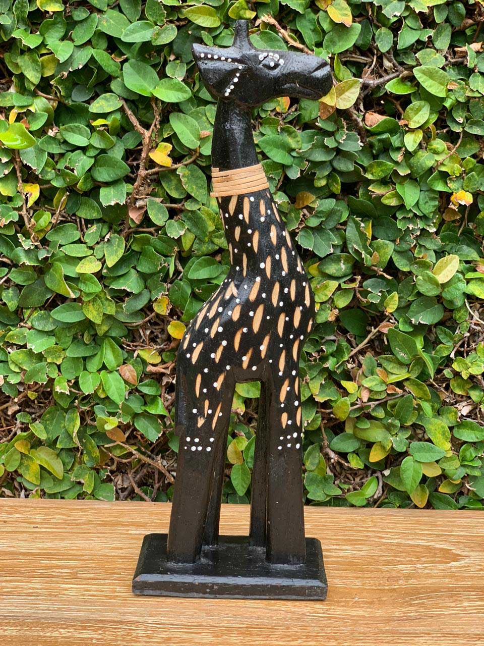 Escultura Girafas em Madeira Albésia com tonalização a Fogo, Detalhes em Rattan e Pontilhismo (15/25/30cm)