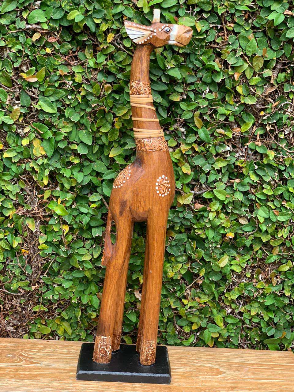 Escultura Girafas em Madeira Albésia com tonalização a Fogo em tom Natural Claro e detalhes Rattan (30/40/50cm)