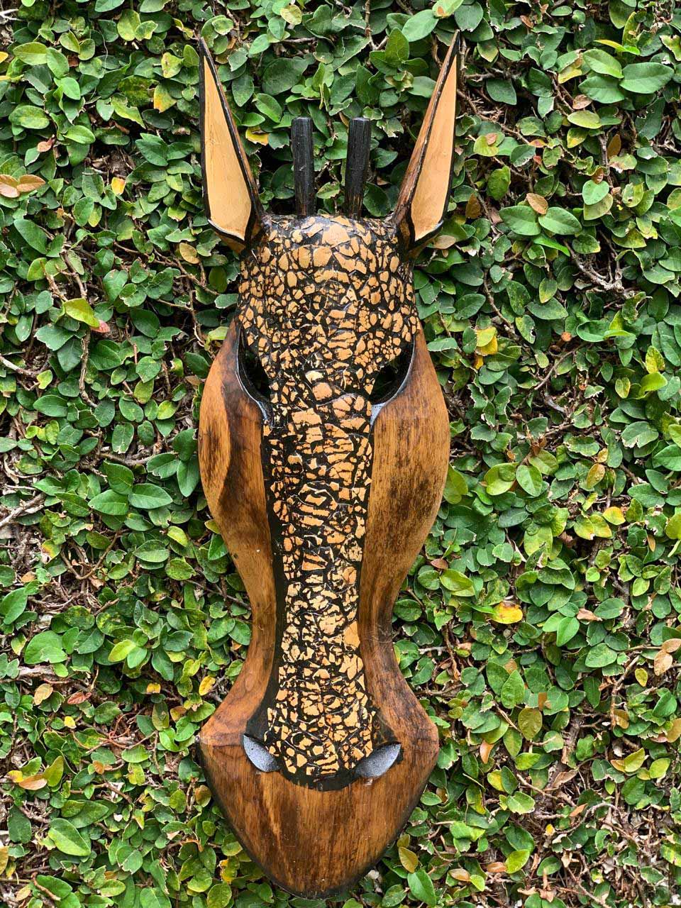 Máscara Girafa em Madeira Albésia - Pintura a fogo com Colagem Tradicional de Cascas de Ovo (30, 40 ou 50cm)