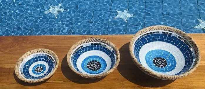 Prato Cerâmica Redondo com Mosaico de Olho Grego com Bordas em Rattan ( 20, 25 e 30 cm )