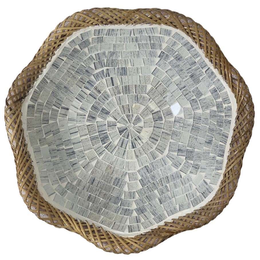 Prato Redondo com Mosaico em Vidro Prateado e Bordas em Rattan ( 30 cm )