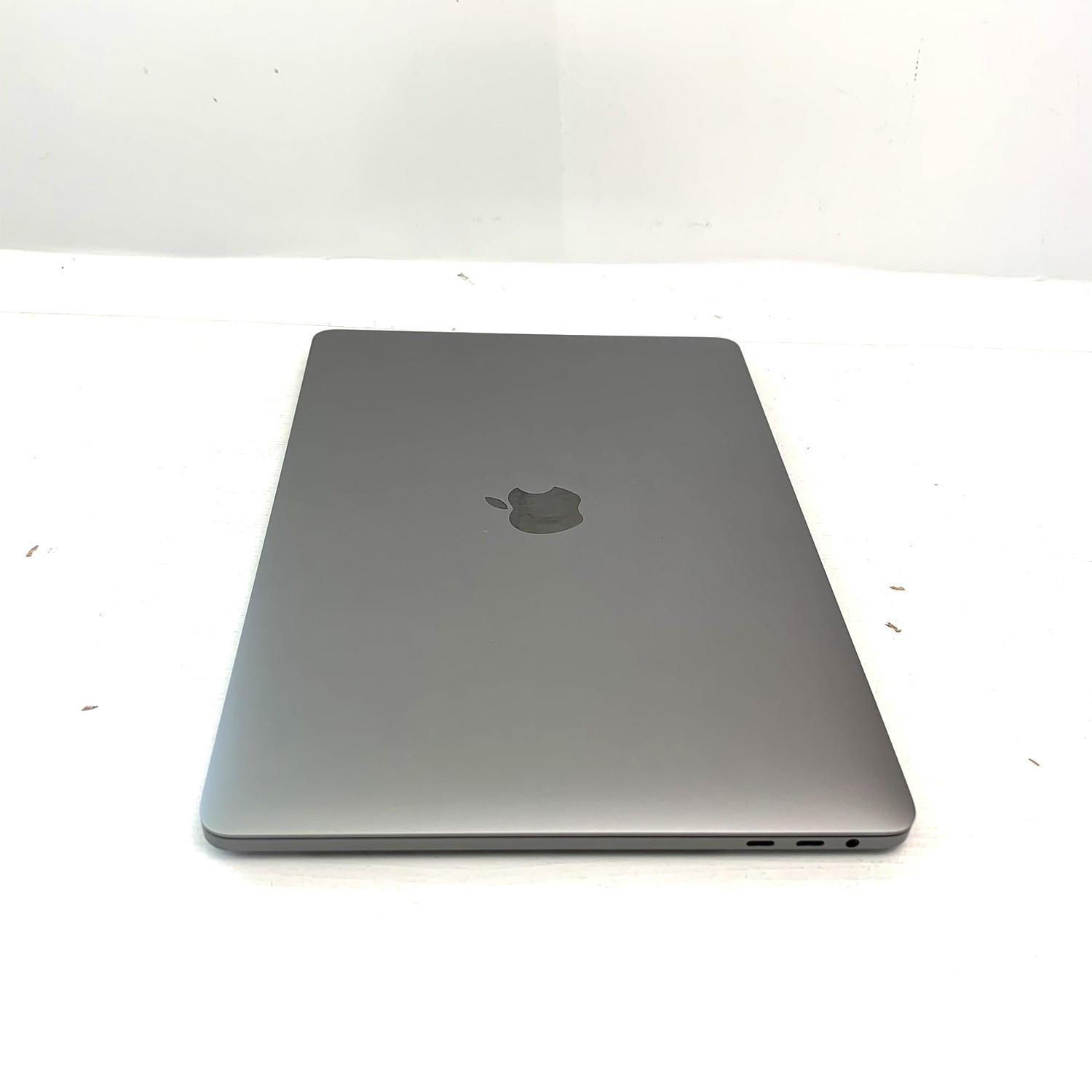 Macbook Pro 13 Touch Bar Space Grey i5 2.4Ghz 8GB 256GB SSD MV962LL/A Seminovo