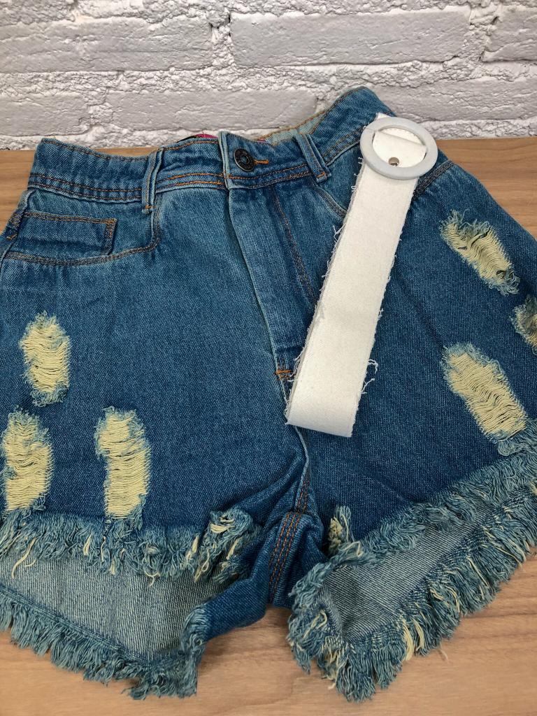 Short Jeans Destroyed com Cinto Branco Fivela Redonda