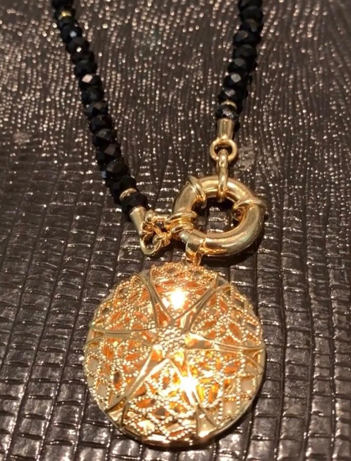 Cápsula Difusora Redonda, com colar de cristal ônix e fecho boia banhado a ouro 18k, com feltro