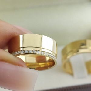 Alianças de Ouro 18k Noivado Casamento Anatômica Larga com Pedra 8mm 20 Gramas
