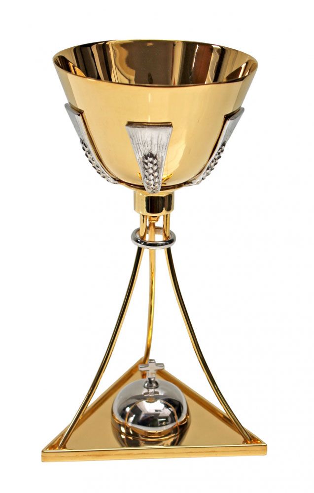 Cálice estilizado com base triângular - dourado ou niquelado - altura 23cm - diãmetro da copa 11cm - (acompanha patena)