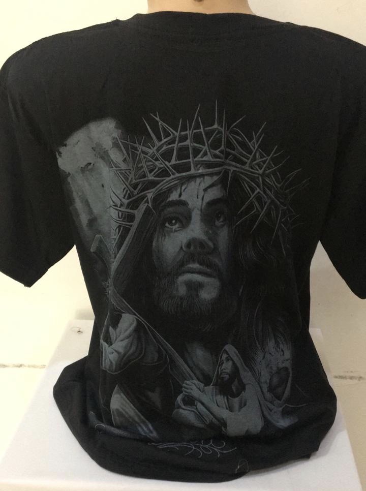 Camiseta preta com estampa de Cristo