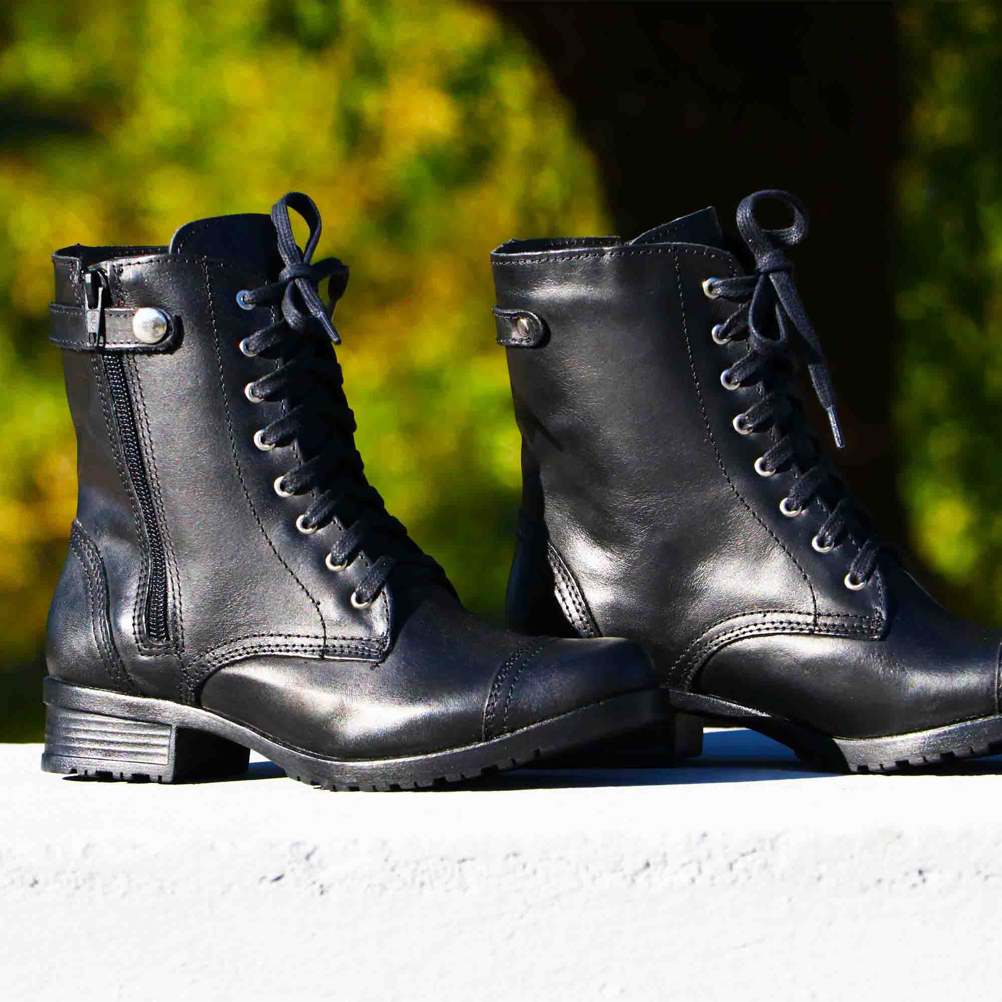 Coturno  cano médio feminino Atron Shoes de couro legítimo na cor preta 7080