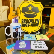 Kit Brooklyn Nine Nine Placa Alto Relevo + Caneca + Kit de Porta Copos