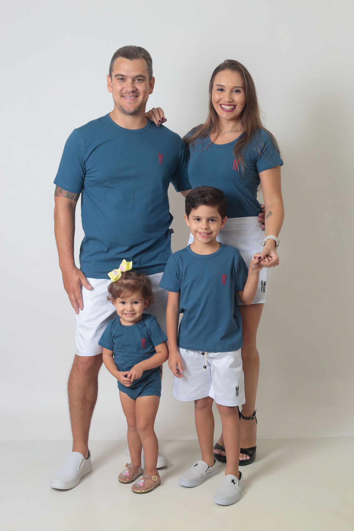 COMBO - Família > Kit 02 Bermudas + 01 Shorts Saia Branco + 03 Camisetas Azul Petróleo Premium