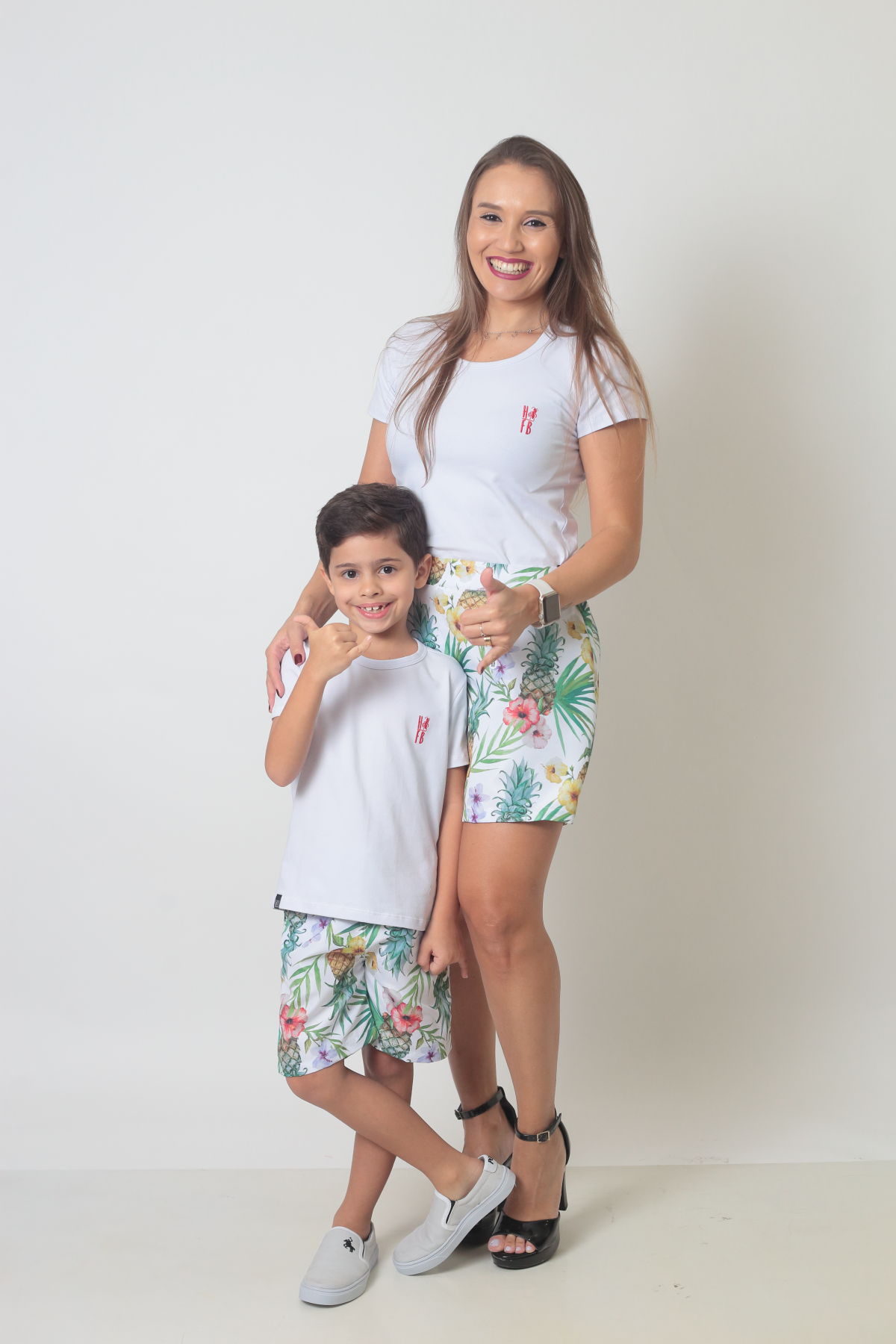 COMBO - MÃE E FILHO > Kit - Shorts Saia Abacaxi e Baby Look Branca + Bermuda Abacaxi e Camiseta Branca infantis