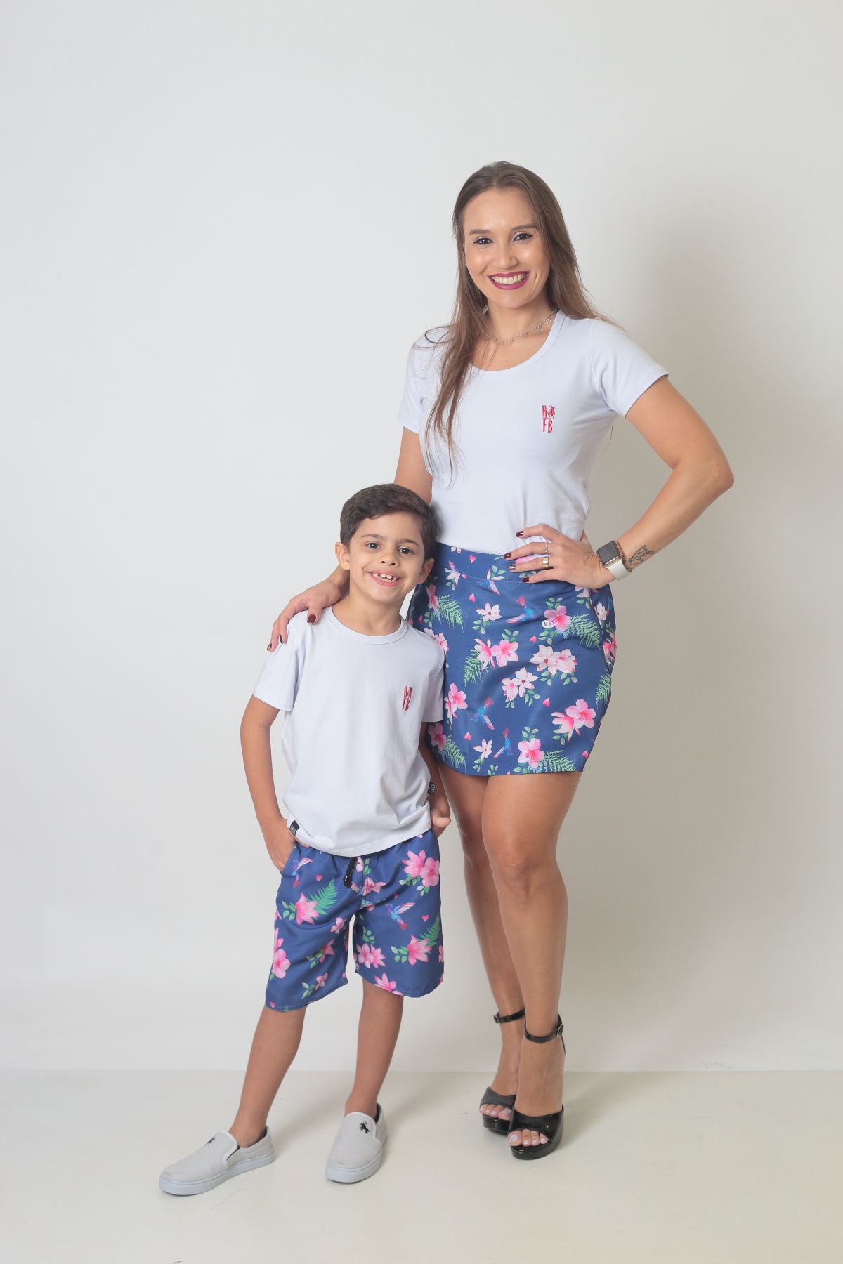 COMBO - MÃE E FILHO > Kit - Shorts Saia Beija Flor e Baby Look Branca + Bermuda Beija Flor e Camiseta Branca infantis