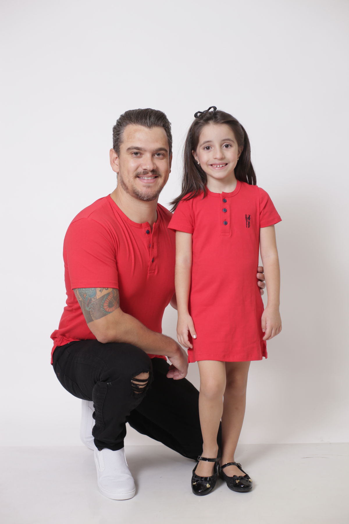 PAI E FILHA > T-Shirt Adulto  + Vestido Infantil - Henley - Vermelho
