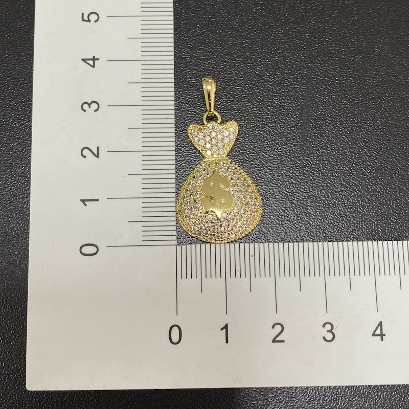 Pingente Saco de Dinheiro Cravejado em Zircônia (2,5x1,8cm) (5g) (Banho Ouro 24k)