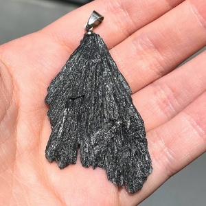 Pingente de Pedra Cianita Negra / Vassoura de Bruxa Cristal Natural Bruto