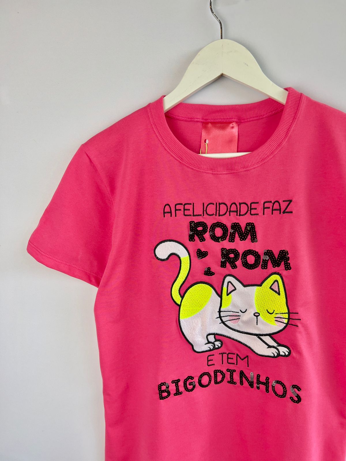Camiseta Feminina em Meia Malha Rosa com Bordado de Gato - A Felicidade faz Rom Rom e tem Bigodinhos