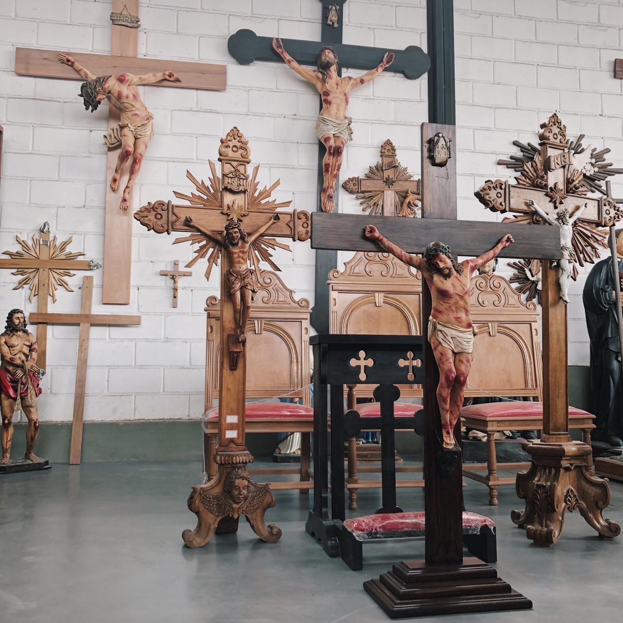 Crucifixo: 150 cm | Corpo: 070 cm (chagado com base)
