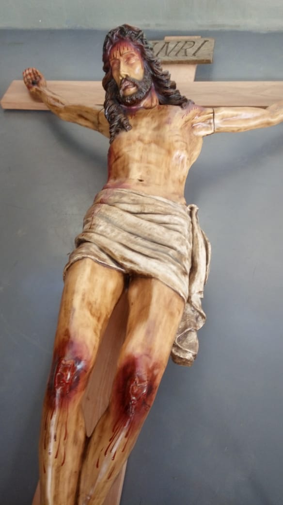 Crucifixo: 450 cm | Corpo: 270 cm
