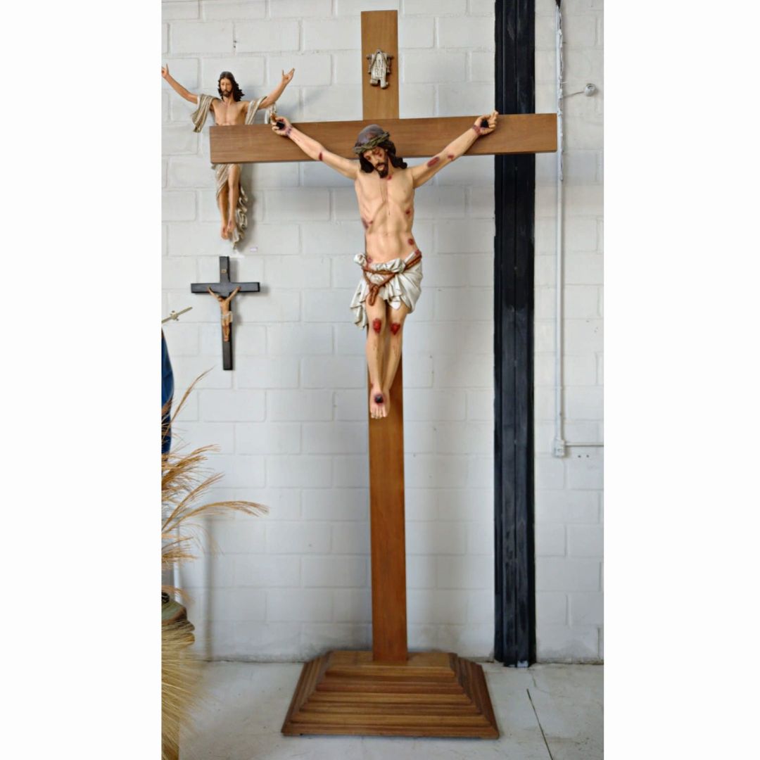 Crucifixo 300cm | Corpo, Resina: 160cm | Cruz, madeira: 300cm