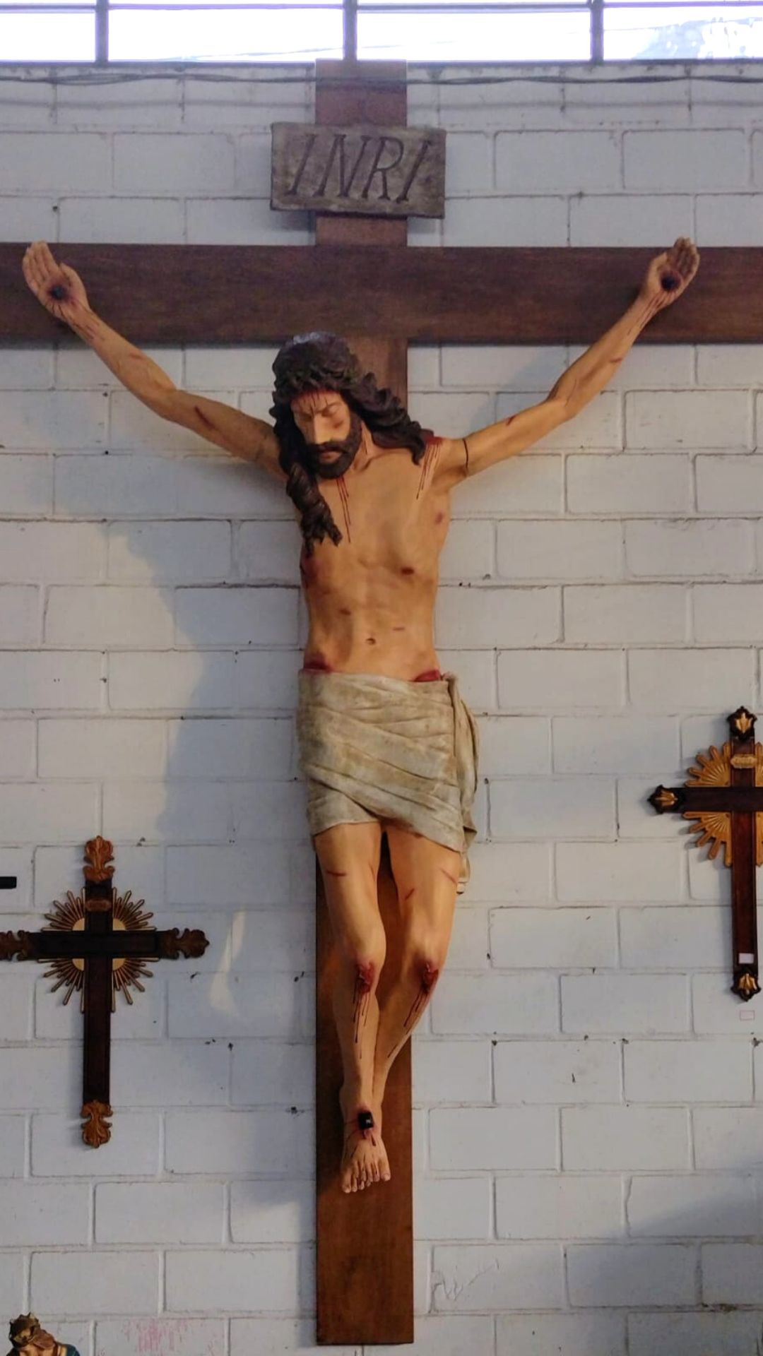 Crucifixo 400cm | Corpo, Resina: 270cm | Cruz, madeira: 400cm