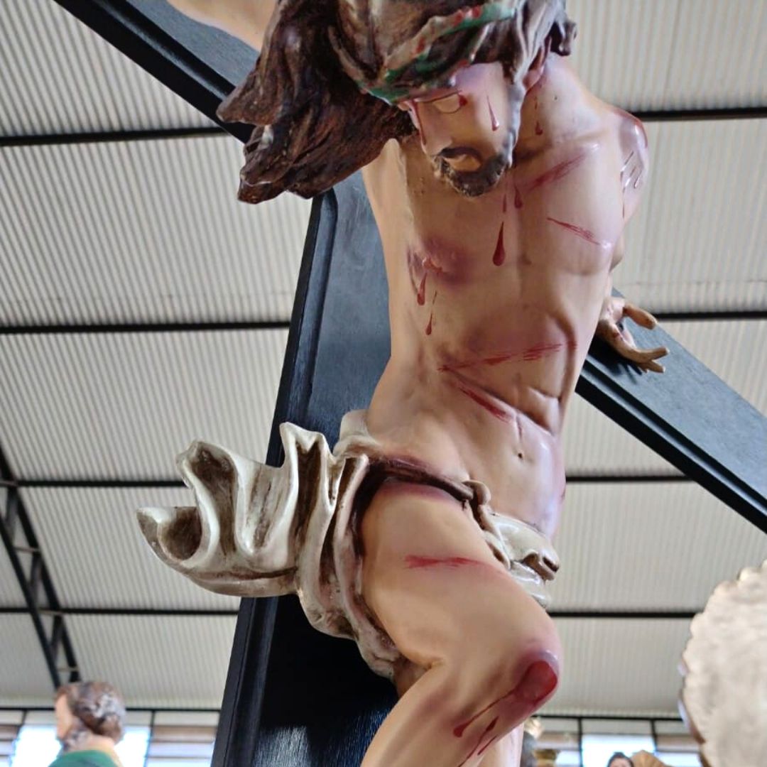 Crucifixo Cruz Madeira com base 160cm e Corpo Resina Estilizado 66cm
