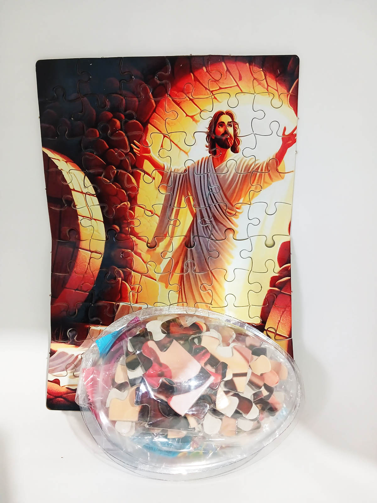 Presente de Páscoa Chocolates e Guloseimas + Quebra-cabeça Infantil Jesus Vive de 60 peças