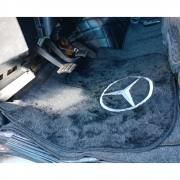 Par Tapete Luxo Pelúcia Preto para Caminhão Mercedes-Benz