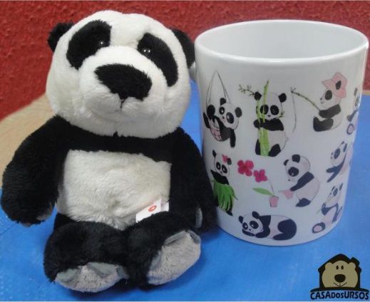 Caneca de Porcelana 330ml com tema Atividade dos Ursinhos Cute e também Acompanha Pelúcia Panda 15cm 