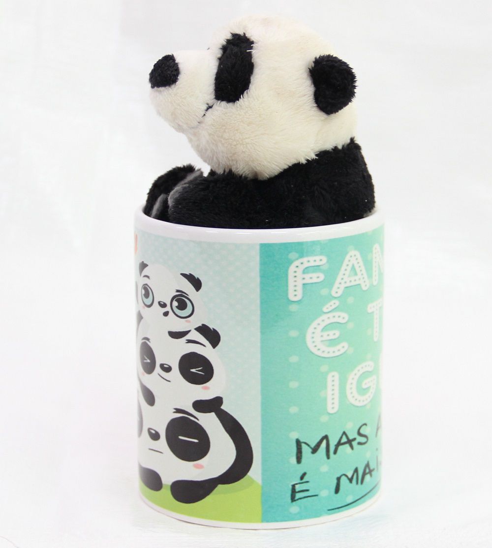 Caneca de Porcelana 330ml com Ursinho de Pelúcia Panda 15cm com a frase: Família é tudo igual, mas a nossa é mais legal!
