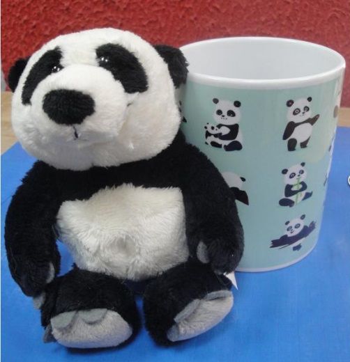 Caneca de Porcelana 330ml Ursinho Cute com o tema : Posições de PANDA  . Acompanha Pelúcia Panda 15cm 