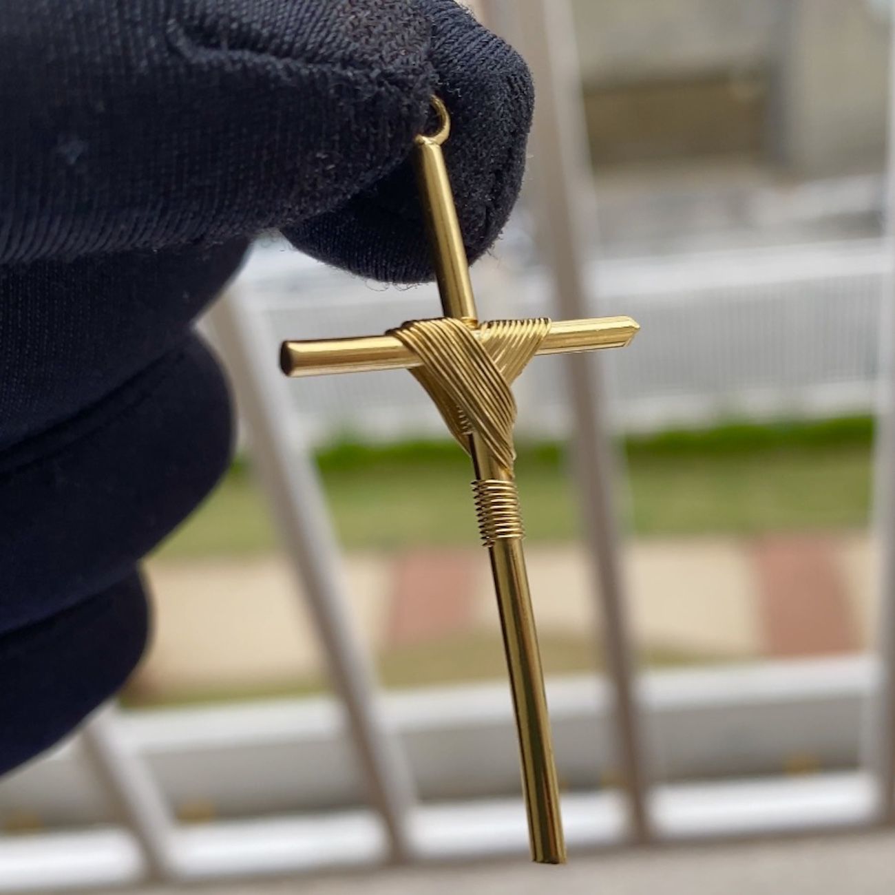 Pingente Crucifixo Trançado 1 (4cmX2,2cm) (Banho Ouro 24k)