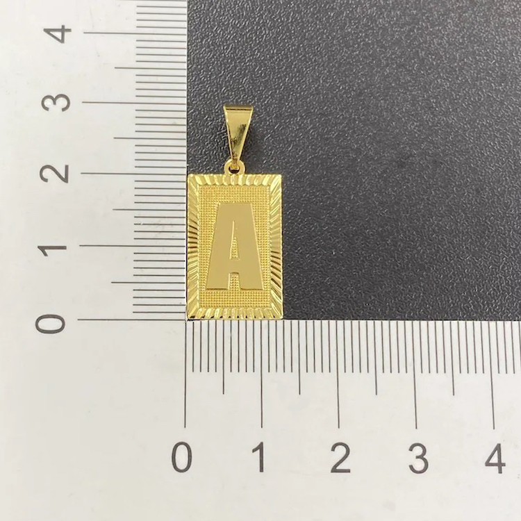 Pingente Placa Letra (2cmX1,2cm) (Banho Ouro 24k) (Entre e escolha a sua Letra)