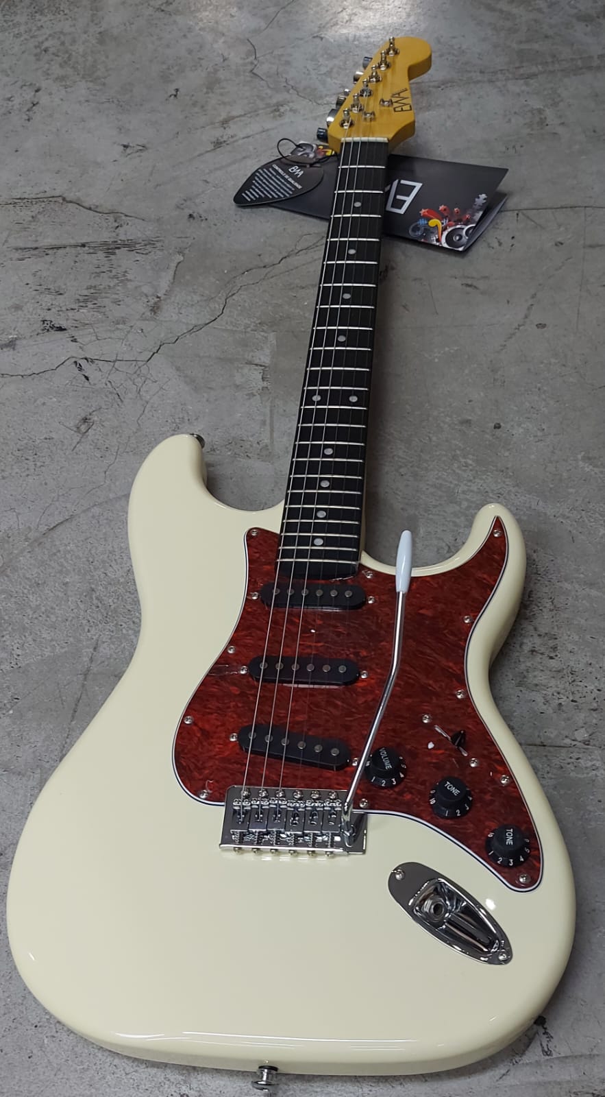Guitarra EWA EWR20 Stratocaster Vintage White  - MegaLojaSP