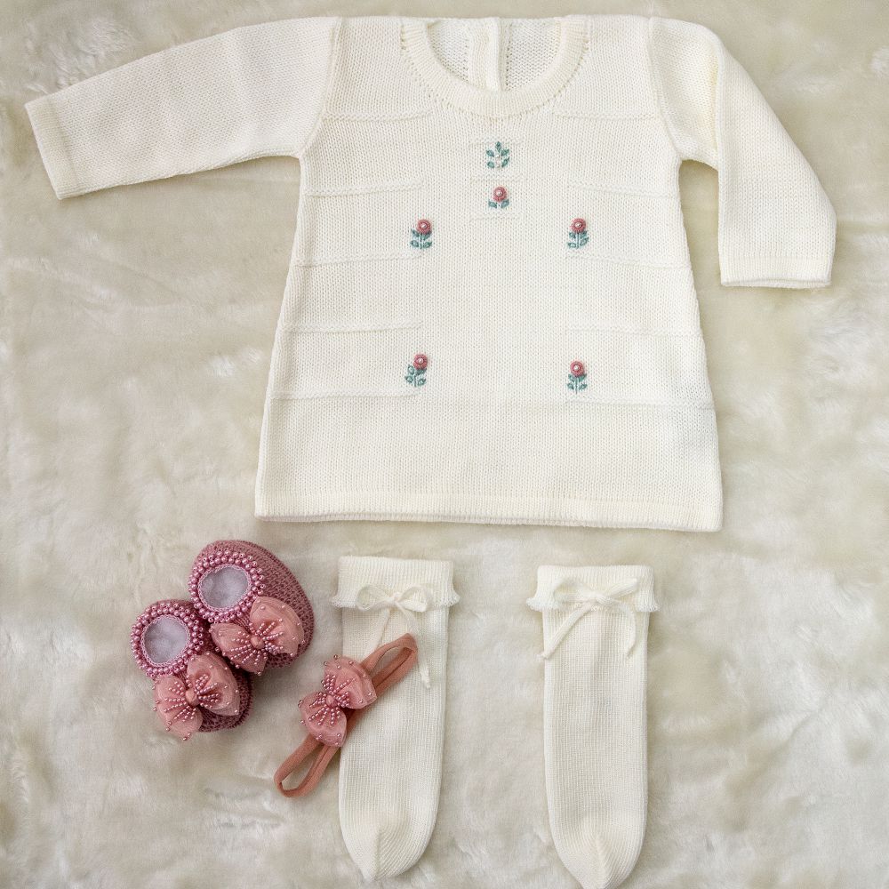 Saída Maternidade 03 Peças Tricot Vestido Aurora com Detalhes Flor e Calça Marfim