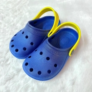 Sandália Crocs Babuche Azul Bic com Detalhe Amarelo