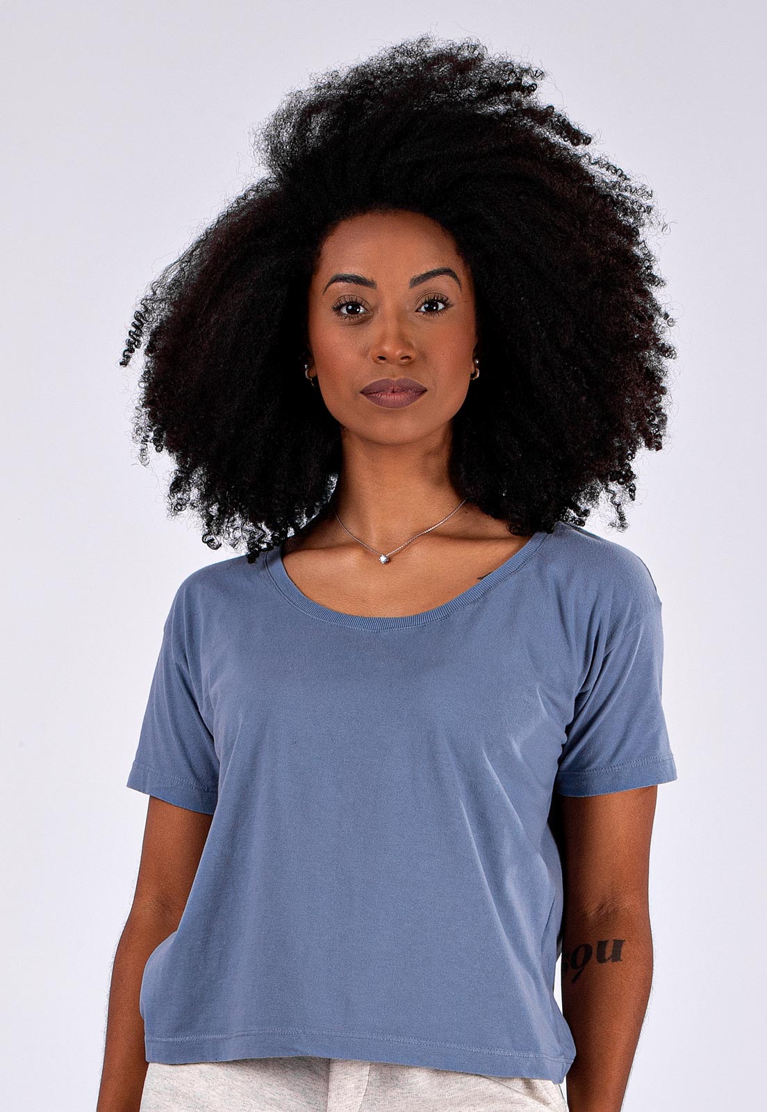 Camiseta Feminina Tingimento Natural Gola U Azul