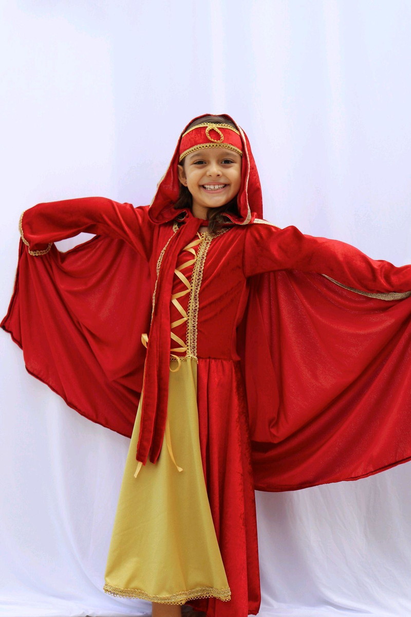 Vestido com capa princesa medieval vermelho e dourado
